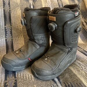 Black Snowboard Boots with Dial Closure